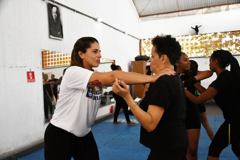 Mulheres aprendem defesa pessoal em aulas gratuitas na Vila Olímpica de Nova Iguaçu