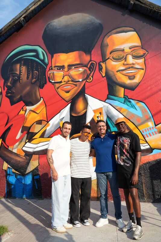 São Gonçalo entrega painel em homenagem a Os Garotin com show especial do trio