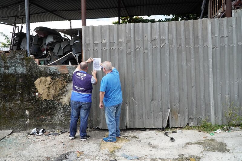 São Gonçalo interdita ferro-velho com peças de veículos roubados