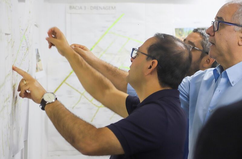 Prefeito Rodrigo Neves visita obras de infraestrutura na Região Oceânica – Prefeitura Municipal de Niterói