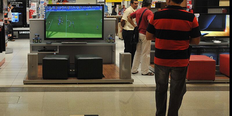 Vendas no comércio recuam 0,1% em junho, 3º mês seguido de queda