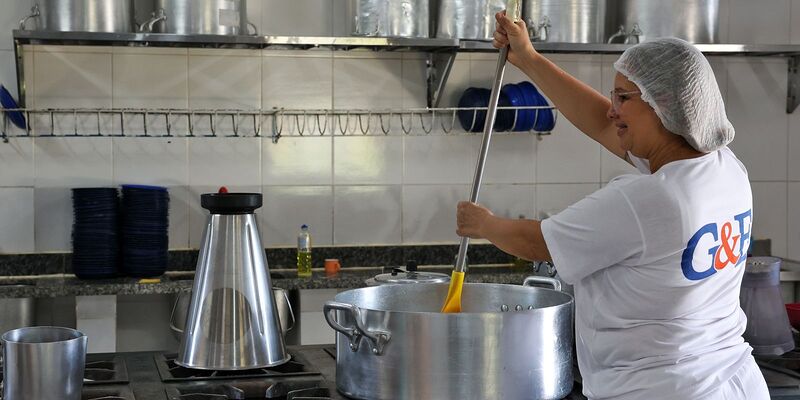 Ceará sanciona lei que zera ultraprocessados na merenda até 2027