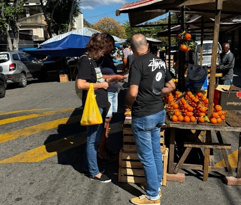 Campanha de incentivo à coleta seletiva da Comlurb esteve em feira livre de Cavalcante neste sábado, 27 – Prefeitura da Cidade do Rio de Janeiro