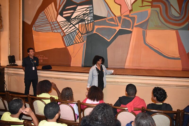 Alunos do projeto Clin Social visitam o Theatro Municipal de Niterói – Prefeitura Municipal de Niterói