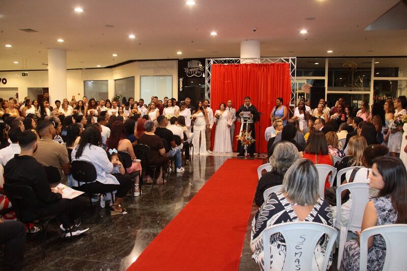 Prefeitura de Nova Iguaçu realiza casamento comunitário e oficializa união de 52 casais