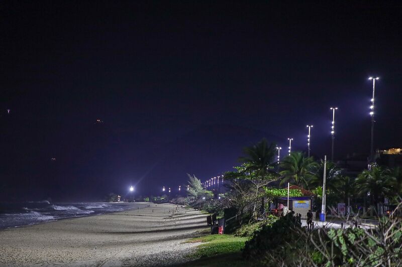 Praia de Piratininga recebe refletores de LED para esportes e lazer – Prefeitura Municipal de Niterói