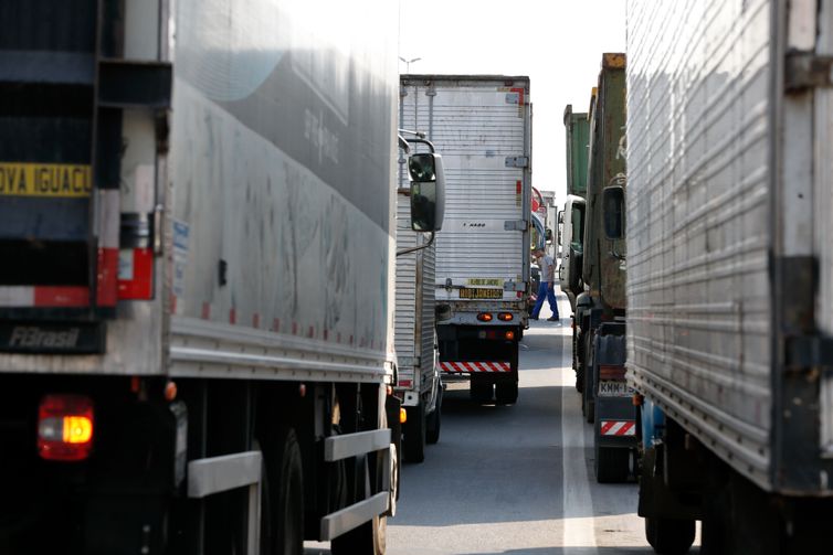 Paralisação dos caminhoneiros na Rodovia Presidente Dutra, no Rio de Janeiro. 