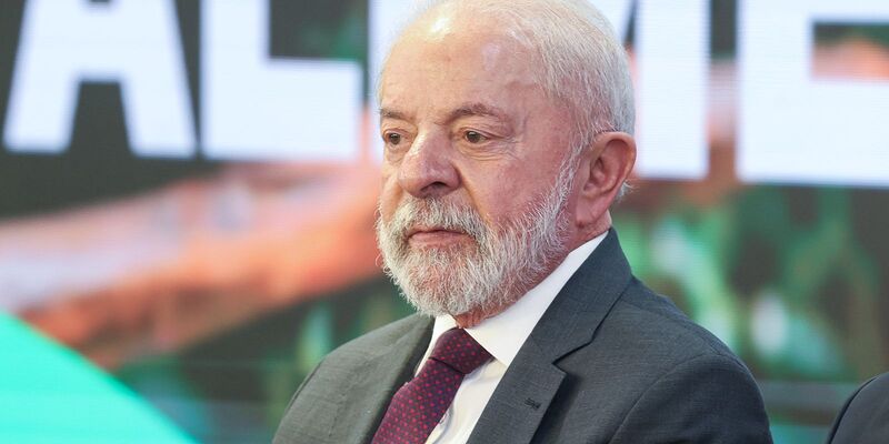 Lula troca de avião após falha no motor antes de voo no Pará