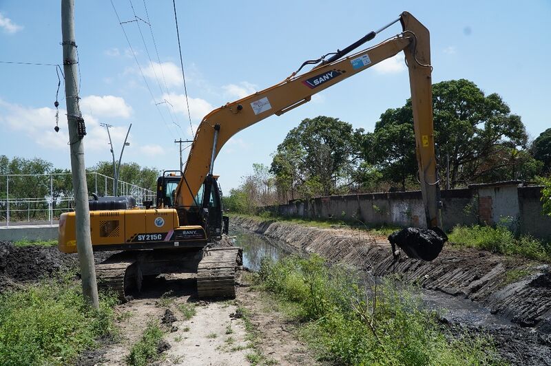 Prefeitura realiza limpeza manual de canal no Jardim Catarina