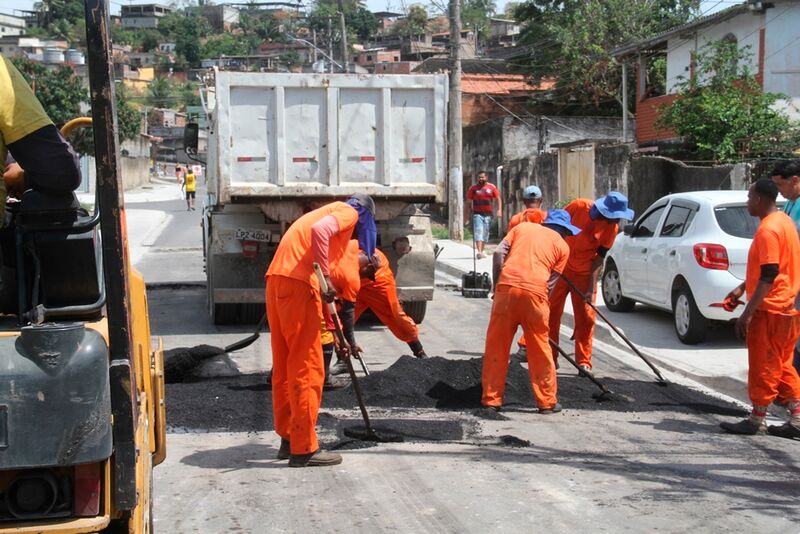 Prefeitura retira quebra-molas irregulares no Mutuá
