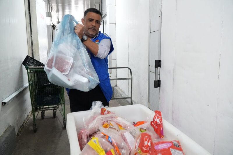 Vigilância Sanitária de São Gonçalo descarta quase 800 quilos de produtos impróprios para consumo em mercado
