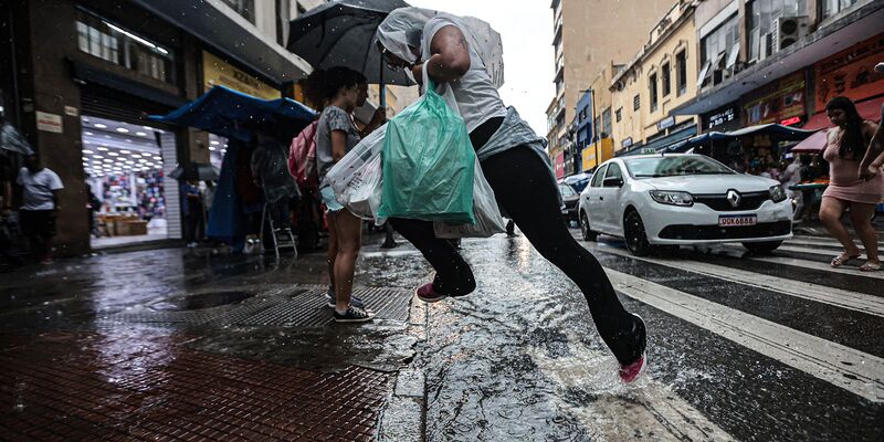 Frente fria muda o tempo e favorece chuvas no estado de São Paulo