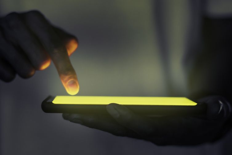 Fraude, golpe, cibercrime, telefone celular- Idec aponta fragilidades na segurança de aplicativos de bancos. Foto: rawpixel.com / Chanikarn Thongsupa