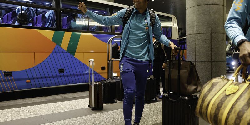 Seleção brasileira chega a Tóquio para amistoso contra Japão na terça