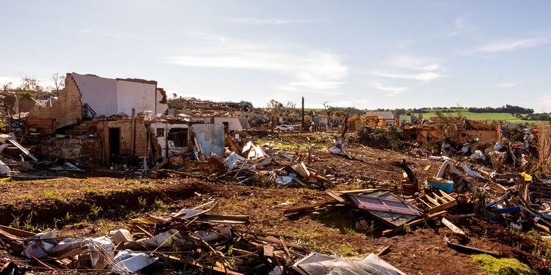Saúde instala consultórios móveis em cidade devastada por tornado
