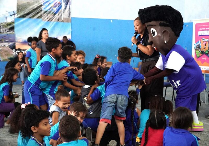 Alunos de São Gonçalo ganham livros inspirados em Vini Jr.