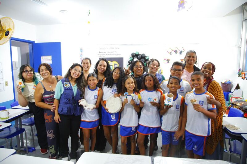 Alunos surdos de Nova Iguaçu aprendem a transformar bitucas de cigarro em arte