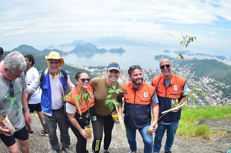 Prefeitura de Niterói faz reflorestamento do Morro Santo Inácio com o plantio de 600 mudas da Mata Atlântica – Prefeitura Municipal de Niterói