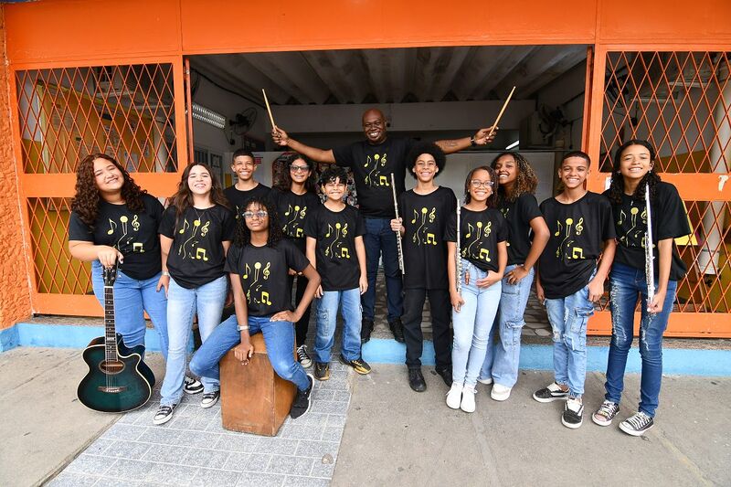 Porteiro de escola municipal em Austin vira maestro e transforma alunos pela música