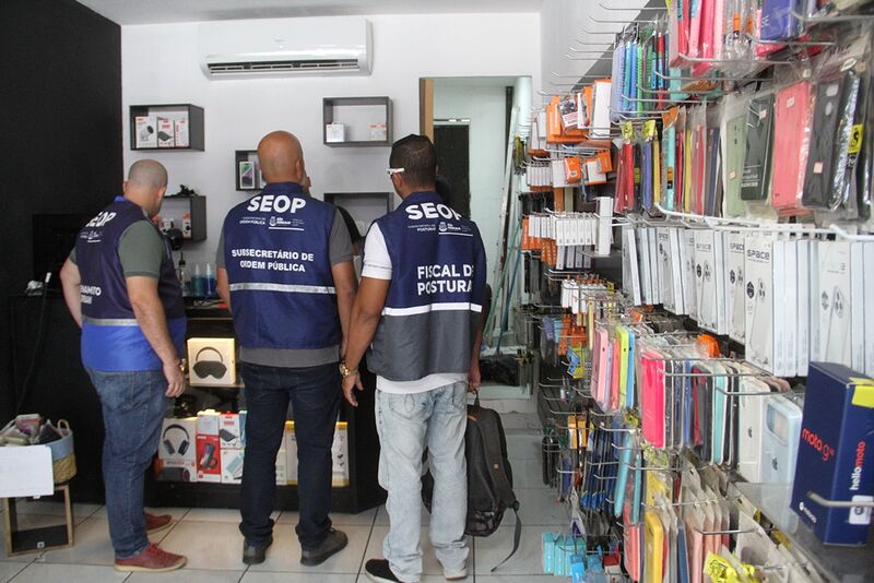 São Gonçalo fiscaliza lojas de conserto de celulares e interdita duas