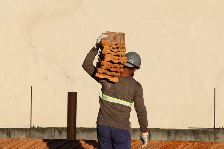 Fernando Frazão/Agência Brasil Trabalhadores da construção civil