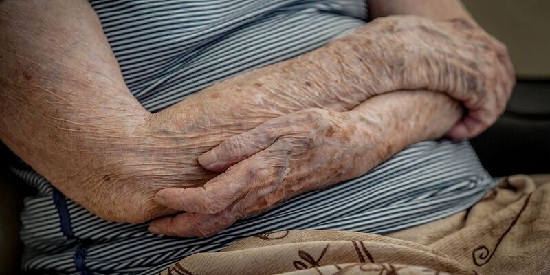 Vigilância Sanitária fecha abrigo com idosos em condições precárias