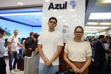 São Paulo (SP), 11/12/2025 - Joice Emanuele Barbosa e companheiro aguardam para embarcar após voos cancelados e atrasados no Aeroporto de Congonhas. Foto: Rovena Rosa/Agência Brasil