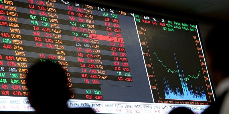 Bolsa cai 2,42% com indefinição sobre juros no Brasil e no exterior