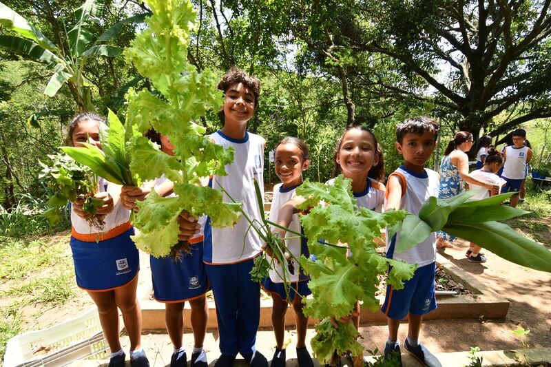 Alunos de Nova Iguaçu fazem “ceia de Natal” antecipada com alimentos plantados por elas mesmas