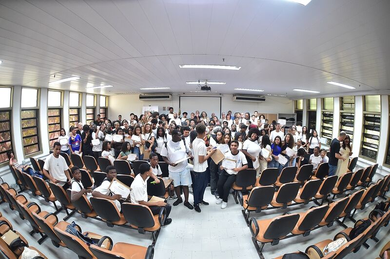 Mais de 180 alunos de Niterói recebem certificados do projeto imersivo “Quem Sabe de Mim Sou Eu” – Prefeitura Municipal de Niterói