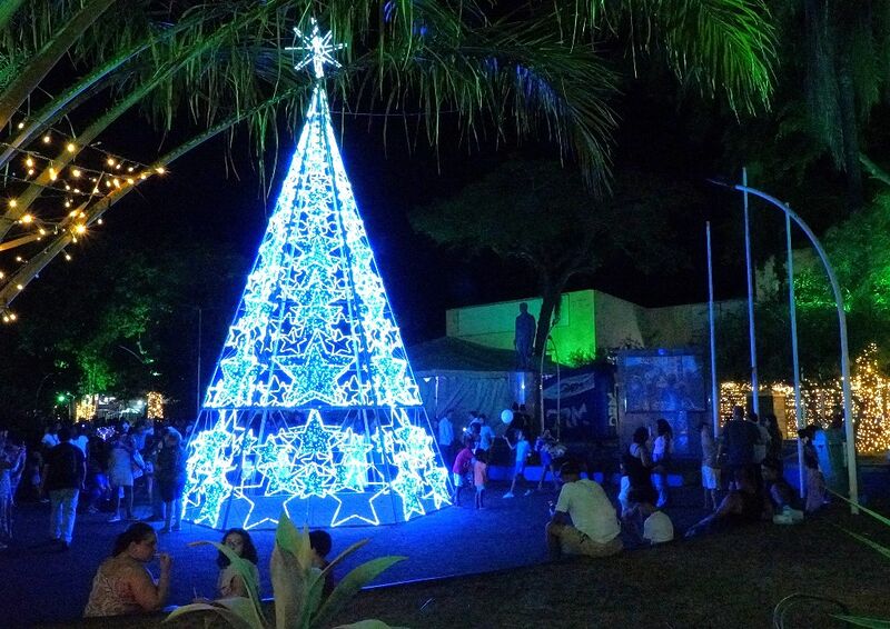 Decoração de natal na praça do Zé Garoto encanta gonçalenses
