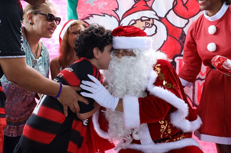 Papai Noel da Guarda Municipal faz a alegria de alunos de escola na Ilha do Governador – Prefeitura da Cidade do Rio de Janeiro