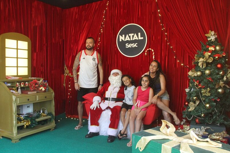 Papai Noel encanta público na praça do Zé Garoto