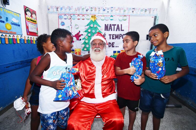 Papai Noel visita alunos de escola municipal de Nova Iguaçu e leva magia natalina a cerca de 400 crianças