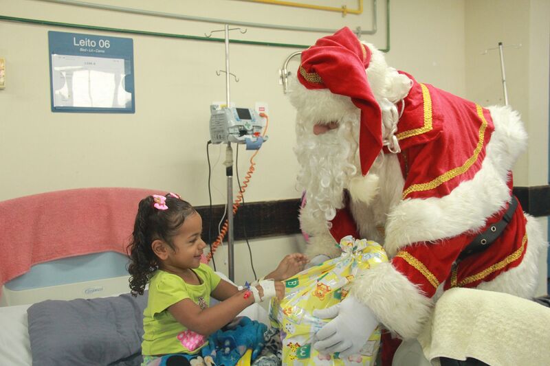 Papai Noel visita crianças internadas no Hospital Albert Schweitzer – Prefeitura da Cidade do Rio de Janeiro