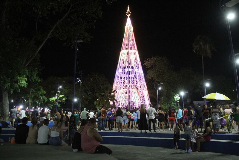 São Gonçalo celebra inauguração da Árvore de Natal com grande público na Trindade