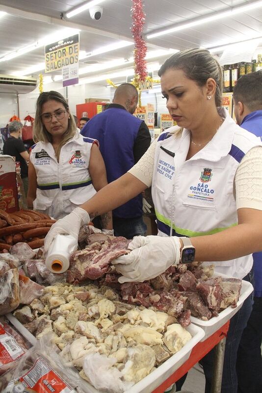 Vigilância Sanitária faz interdição parcial de mercado no Alcântara