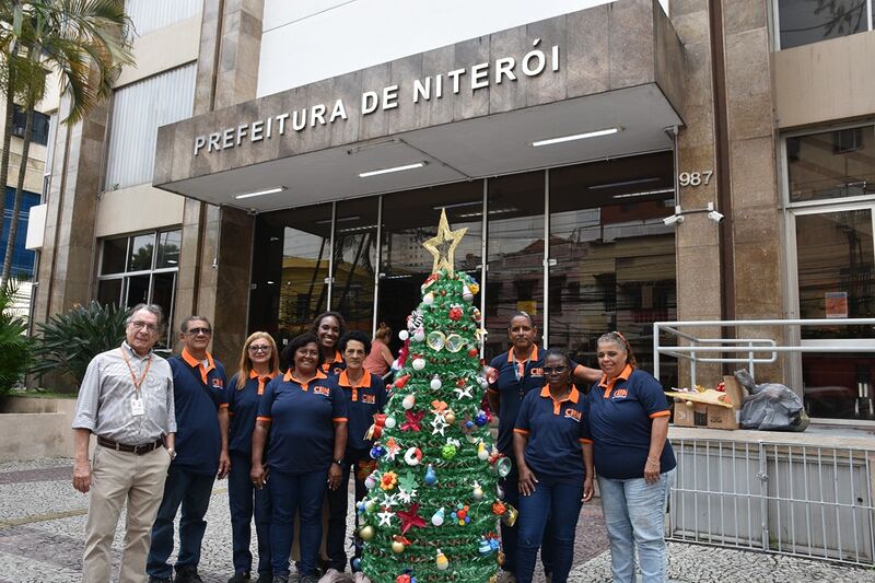 Companhia de Limpeza de Niterói inaugura Árvore de Natal sustentável na Prefeitura – Prefeitura Municipal de Niterói