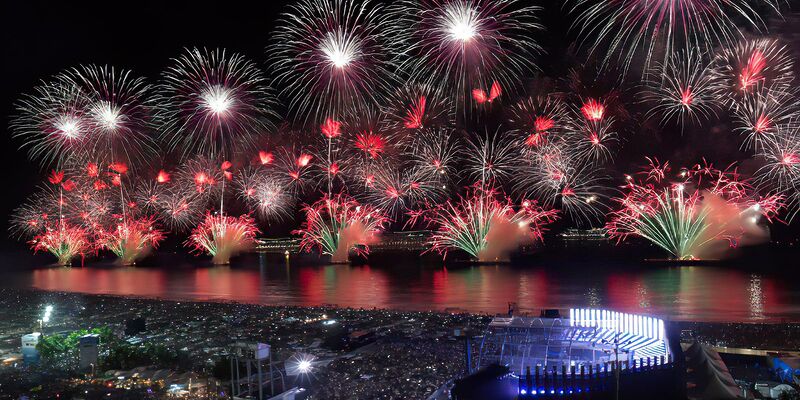 Bombeiros aprovam vistoria de balsas para fogos em Copacabana