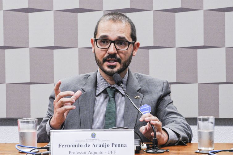 Comissão de Educação, Cultura e Esporte (CE) realiza audiência pública interativa para debater o programa Escola sem Partido. Entre os convidados, a subprocuradora-geral da República, Deborah Duprat Pereira; professores da Unicamp e da UFF; e as presidentes da UNE e Ubes.

Em pronunciamento, professor adjunto da Universidade Federal Fluminense (UFF), Fernando de Araújo Penna.

Foto: Edilson Rodrigues/Agência Senado