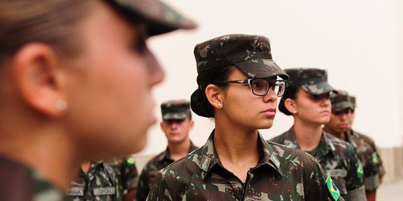 Exército faz seleção para alistamento militar de homens e mulheres