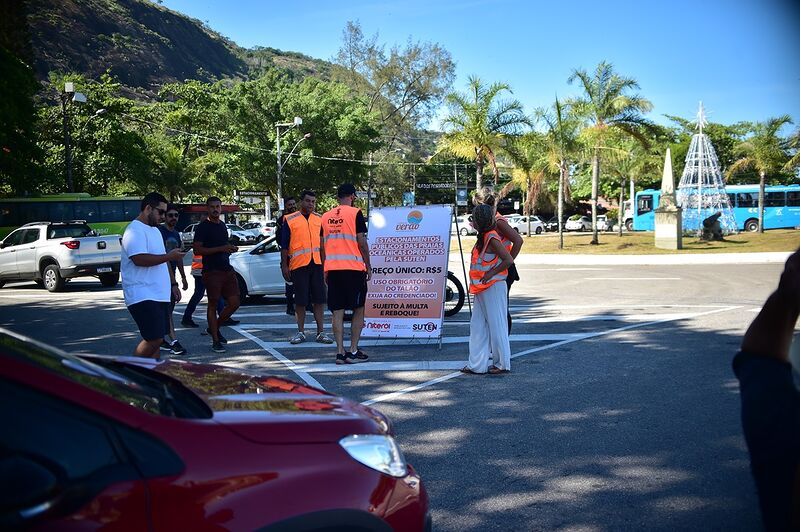 Prefeitura de Niterói realiza ação para ordenar estacionamento na Praia de Itaipu   – Prefeitura Municipal de Niterói