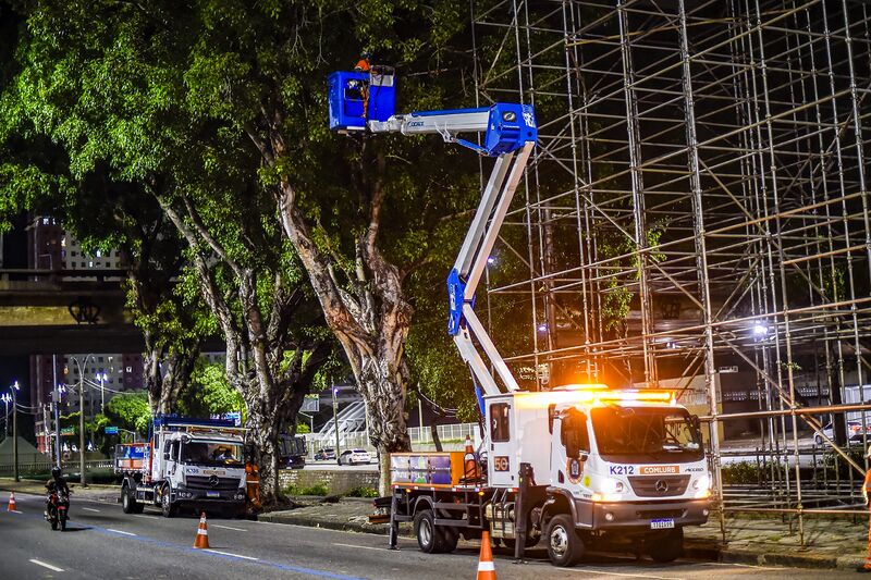 Comlurb realiza poda preventiva para evitar acidentes entre galhos de árvores e carros alegóricos – Prefeitura da Cidade do Rio de Janeiro