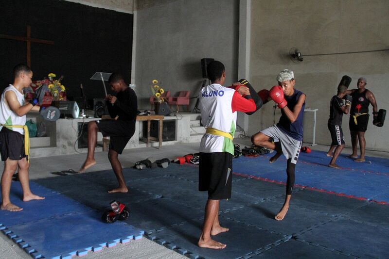 Kickboxing gratuito reúne gonçalenses no Engenho do Roçado