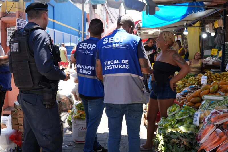 Posturas fiscaliza comércio autônomo no Espaço Raul Veiga