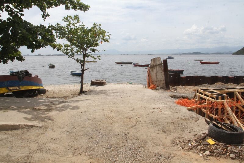 Prefeitura realiza ação na Praia das Pedrinhas para orientar pescadores sobre mudanças nas rampas de acesso dos barcos