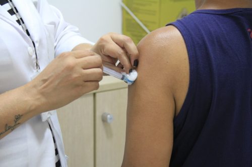 São Gonçalo vacina contra covid-19 em 66 unidades de saúde