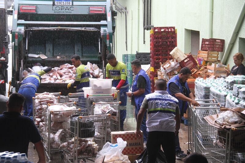 Vigilância Sanitária apreende mais de 775 quilos de produtos impróprios para consumo em supermercado 