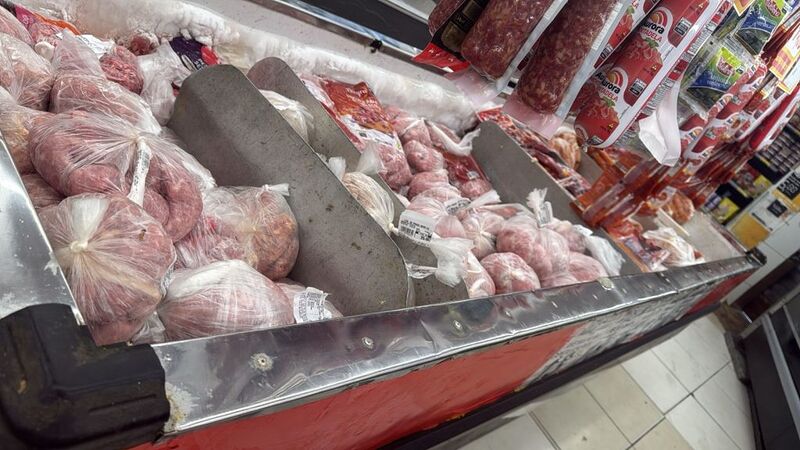 Vigilância Sanitária descarta mais de uma tonelada de alimentos em vistoria a supermercados