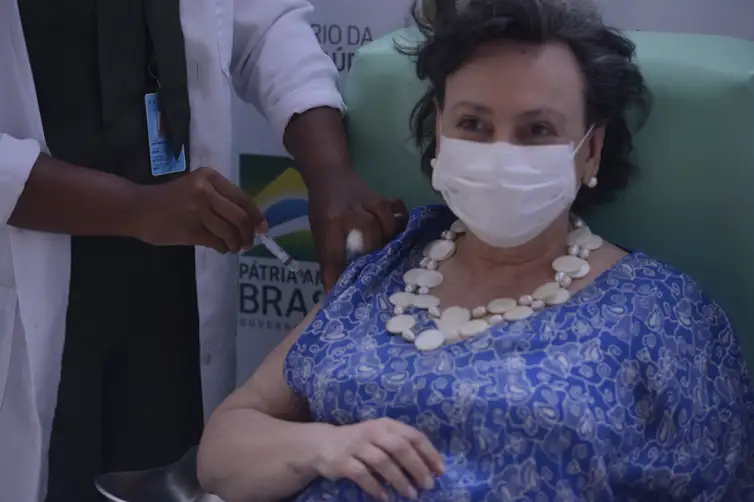 Tomaz Silva/Agência Brasil A médica pneumologista do Centro de Referência Professor Helio Fraga, da Fiocruz, Margareth Dalcolmo recebe a dose da vacina de Oxford/AstraZeneca na Fiocruz.